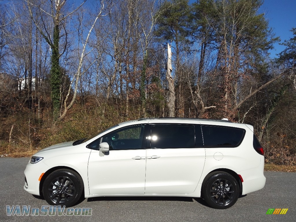 Luxury White Pearl / Black Chrysler Pacifica Touring L