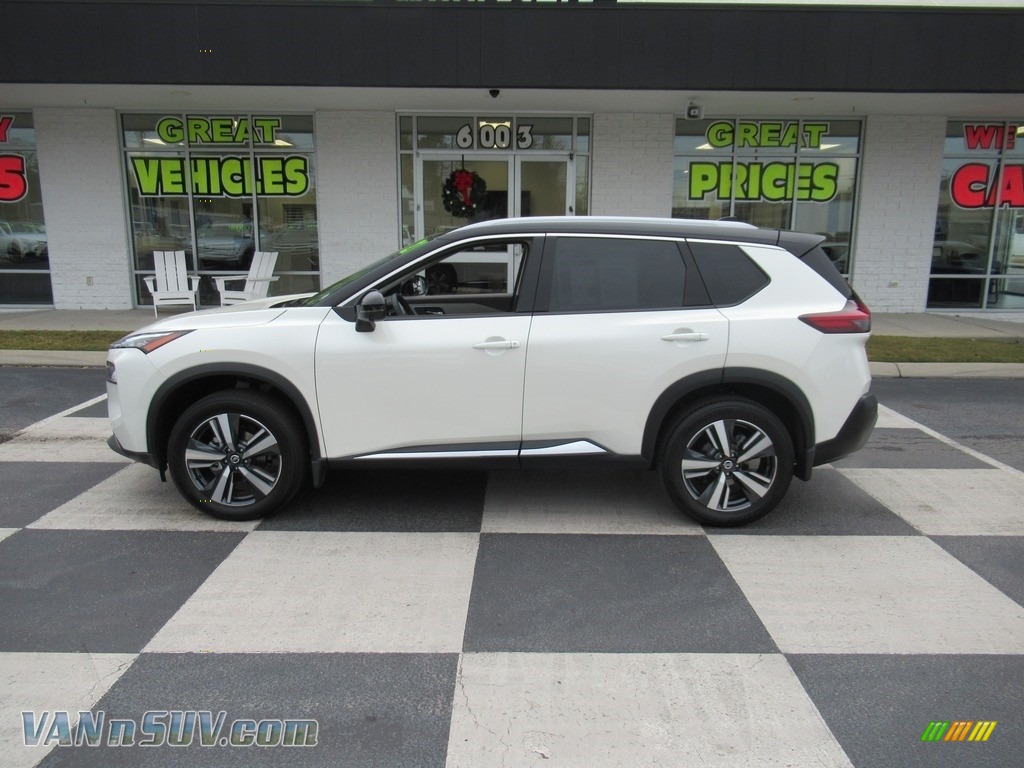 Pearl White Tricoat / Gray Nissan Rogue SL