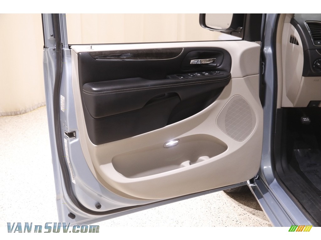 2013 Town & Country Touring - Crystal Blue Pearl / Black/Light Graystone photo #4
