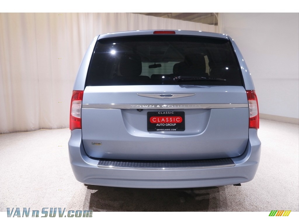 2013 Town & Country Touring - Crystal Blue Pearl / Black/Light Graystone photo #20