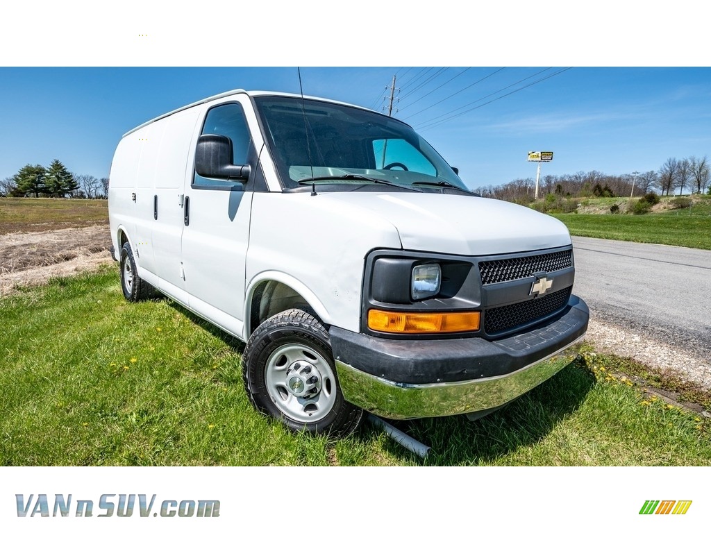 Summit White / Neutral Chevrolet Express 2500 Cargo Van