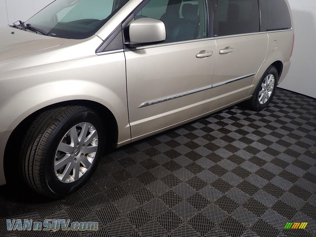 2014 Town & Country Touring - Cashmere Pearl / Black/Light Graystone photo #11