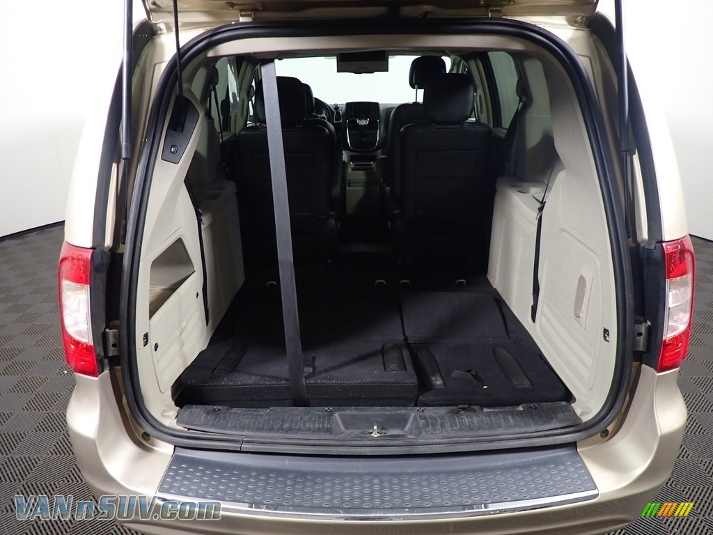 2014 Town & Country Touring - Cashmere Pearl / Black/Light Graystone photo #17