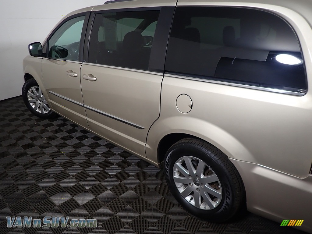 2014 Town & Country Touring - Cashmere Pearl / Black/Light Graystone photo #20