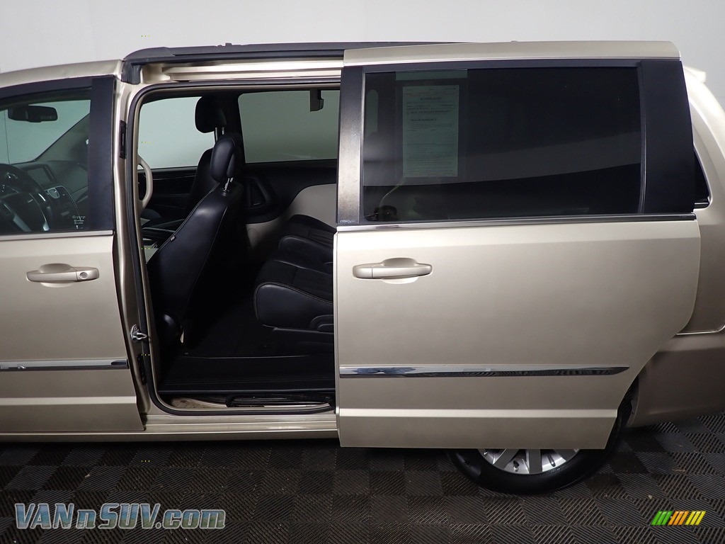 2014 Town & Country Touring - Cashmere Pearl / Black/Light Graystone photo #35