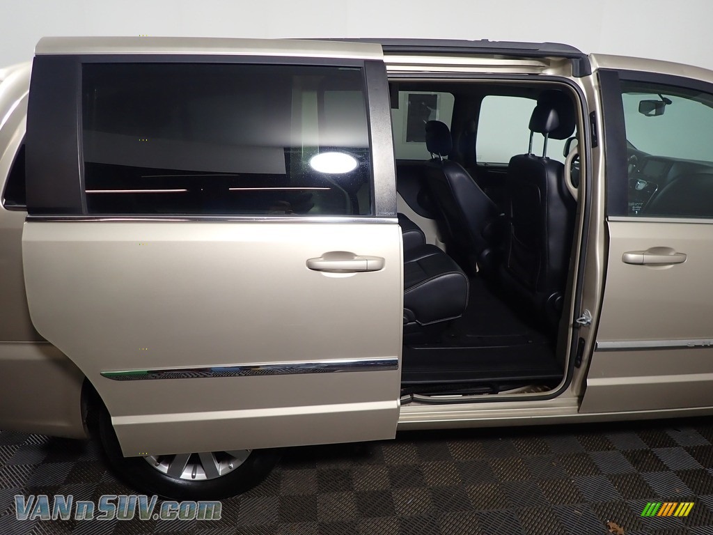 2014 Town & Country Touring - Cashmere Pearl / Black/Light Graystone photo #37