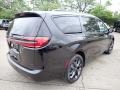 Chrysler Pacifica Touring L AWD Brilliant Black Crystal Pearl photo #5