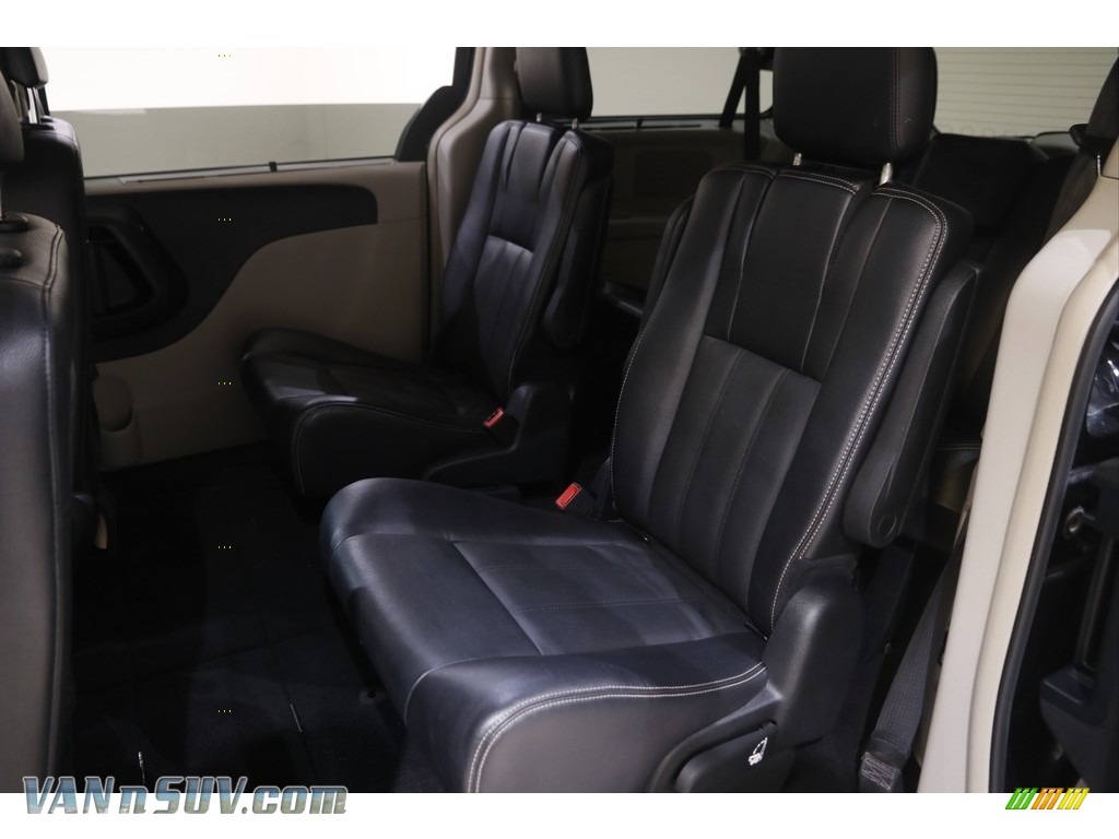 2015 Town & Country Touring - Brilliant Black Crystal Pearl / Black/Light Graystone photo #17