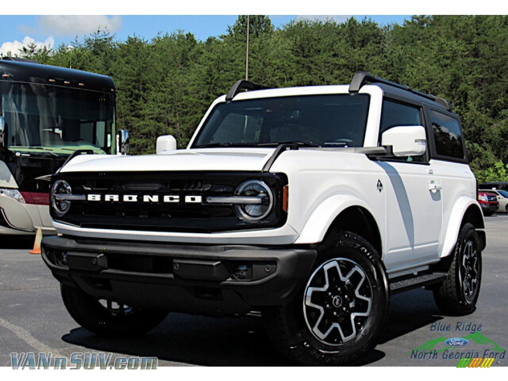 Oxford White / Roast/Black Onyx Ford Bronco Outer Banks 4x4 2-Door