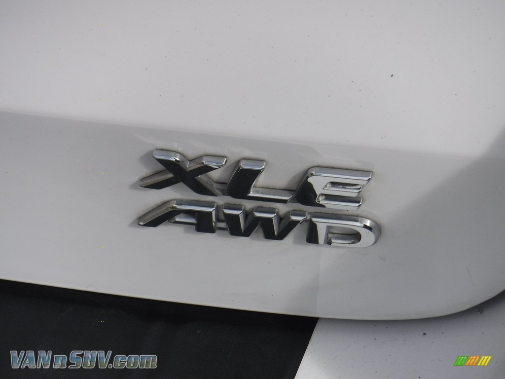 2013 Sienna XLE AWD - Super White / Light Gray photo #17