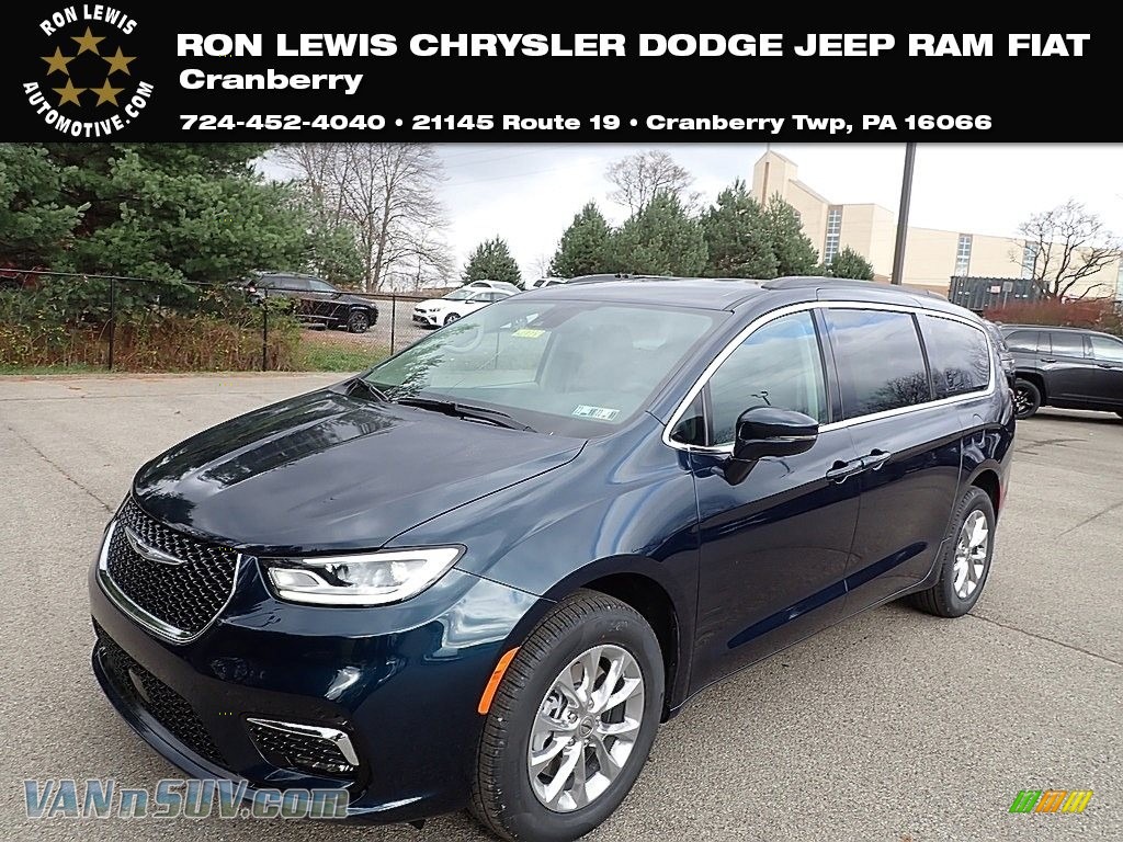 Fathom Blue Pearl / Black/Alloy Chrysler Pacifica Touring L AWD
