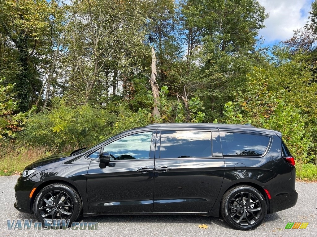 Brilliant Black Crystal Pearl / Black Chrysler Pacifica Touring L S Appearance Package