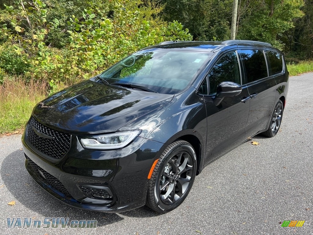 2023 Pacifica Touring L S Appearance Package - Brilliant Black Crystal Pearl / Black photo #2
