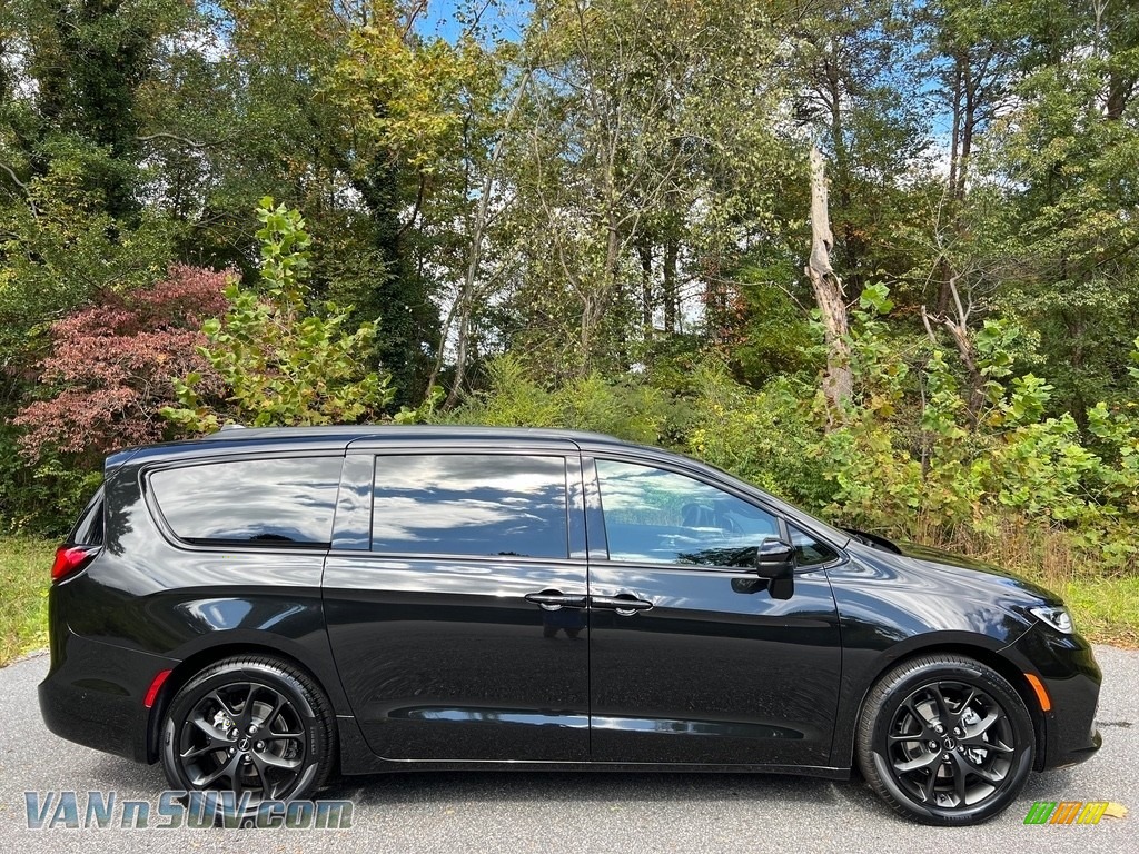 2023 Pacifica Touring L S Appearance Package - Brilliant Black Crystal Pearl / Black photo #5