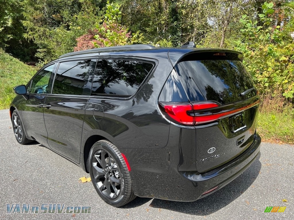 2023 Pacifica Touring L S Appearance Package - Brilliant Black Crystal Pearl / Black photo #8