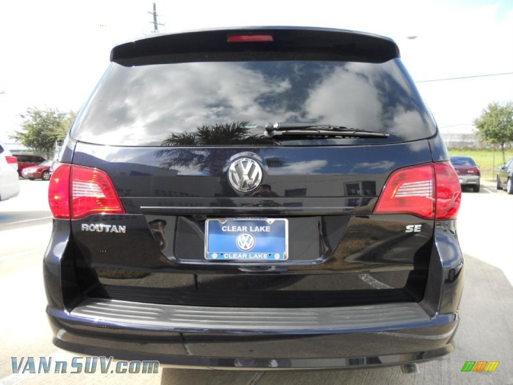 2011 Volkswagen Routan Se In Tanzanite Blue Metallic Photo