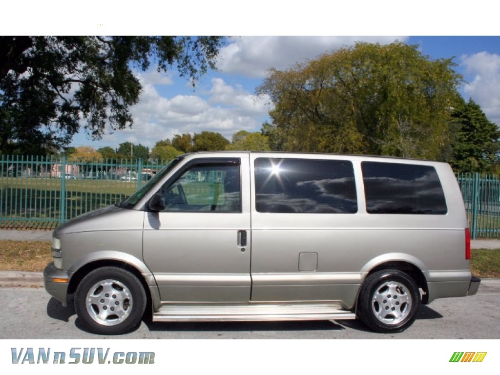 2004 Chevrolet Astro Passenger Van in Light Pewter Metallic photo 3