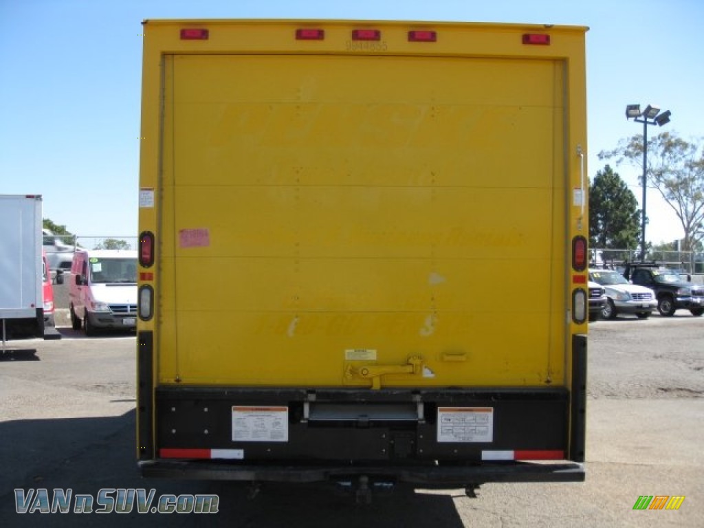 2009 Savana Cutaway 3500 Commercial Moving Truck - Yellow / Medium Pewter photo #5