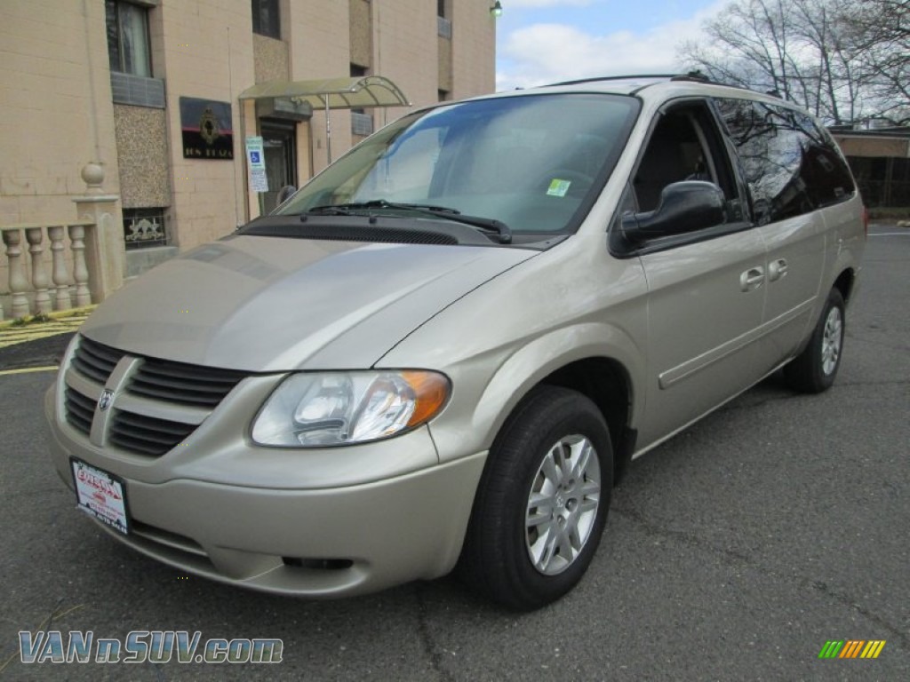 2005 Dodge Grand Caravan SE in Linen Gold Metallic photo 2 135311